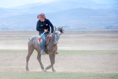 Vahşi atlar (nam-ı diğer Ylk Atlar) özgürlüğe koşuyorlar. Kapadokya ile Kayseri arasında, Hrmetci Köyü yakınlarında çekildi.