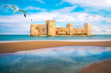 Bakirenin Şatosu (Kiz Kalesi) Mersin Türkiye