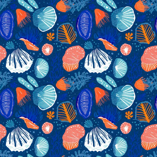 夏のビーチテキスタイルデザインのための熱帯近代的な貝殻の海岸パターン衝突ファブリックサンゴ礁プリントリネン綿効果と シームレスブルー水中シェルハマグリ繰り返し背景 — ストック写真