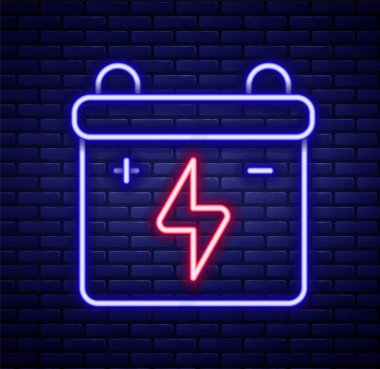 Parlayan neon hattı araba aküsü ikonu tuğla duvar arka planında izole edildi. Akümülatör bataryası enerji ve elektrik akümülatörü bataryası. Renkli taslak konsepti. Vektör