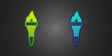 Siyah arkaplanda yeşil ve mavi el feneri ikonu var. Sembol ateşi sıcak, alev gücü, alev ve ısı. Vektör