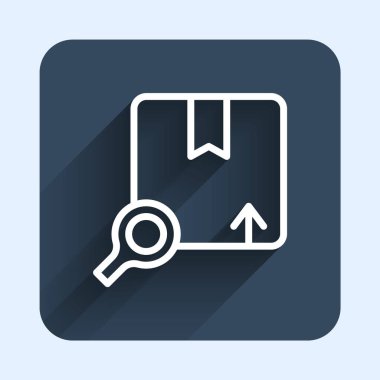 Beyaz çizgi Arama paket simgesi uzun gölge arkaplanı ile izole edildi. Paket izleme sembolü. Büyüteç ve karton kutu. Lojistik ve teslimat. Mavi kare düğme. Vektör