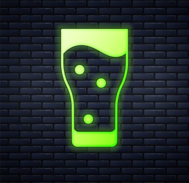 Duvarda izole edilmiş parlak neon bardaktaki bira ikonu. Vektör
