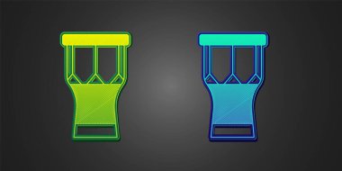 Siyah arka planda yeşil ve mavi Afrika vurmalı davul ikonu izole edildi. Müzik aleti. Vektör