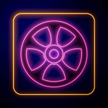 Siyah arkaplanda izole edilmiş araba simgesi için parlayan neon alloy tekerleği. Vektör