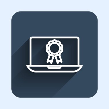Diploma ikonu uzun gölgeli beyaz çizgi çevrimiçi eğitim. Diplomanı evde internetten aldım. Giyinme ve video semineri öğrenme. Mavi kare düğme. Vektör