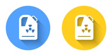 Varil simgesinde uzun gölgeli beyaz radyoaktif atık. Zehirli atık fıçısı. Radyoaktif atık emisyonları, çevre kirliliği. Çember düğmesi. Vektör