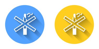 Beyaz, sigara içilmeyen, uzun gölge arkaplanı olan bir simge. Sigara içmek yasaktır işareti. Çember düğmesi. Vektör
