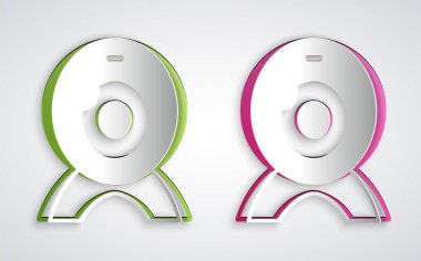 Kağıt kesiği Web kamera simgesi gri arkaplanda izole edildi. Sohbet kamerası. Web kamerası simgesi. Kağıt sanatı tarzı. Vektör