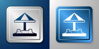 Mavi ve gri arka planda kum ve şemsiye simgesi olan çocuklar için beyaz kum havuzu. Gümüş ve mavi kare düğme. Vektör