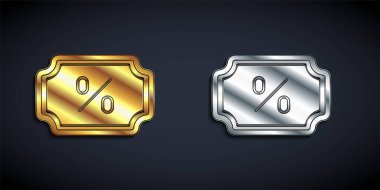 Altın ve gümüş indirimli etiket simgesi siyah arka planda izole edildi. Etiket alışverişi. Özel teklif işareti. İndirim kuponları sembolü. Uzun gölge tarzı. Vektör.