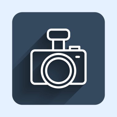 Beyaz çizgi fotoğraf makinesi simgesi uzun gölge arkaplanı ile izole edildi. Foto kamera. Dijital fotoğrafçılık. Mavi kare düğme. Vektör.