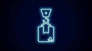 Parlak neon çizgisi Crane. Siyah arka planda karton kutu simgesi var. Crane içinde kargo olan bir konteynırı kaldırıyor. 4K Video hareketli grafik canlandırması.