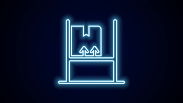 黒の背景に隔離されたラックアイコン上のボックスとネオンライン倉庫のインテリアを光る 小包保管郵便サービス 4Kビデオモーショングラフィックアニメーション — ストック動画