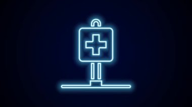 Siyah arkaplanda hastane simgesi olan parıldayan neon hattı tıbbi harita işaretçisi. 4K Video hareketli grafik canlandırması.