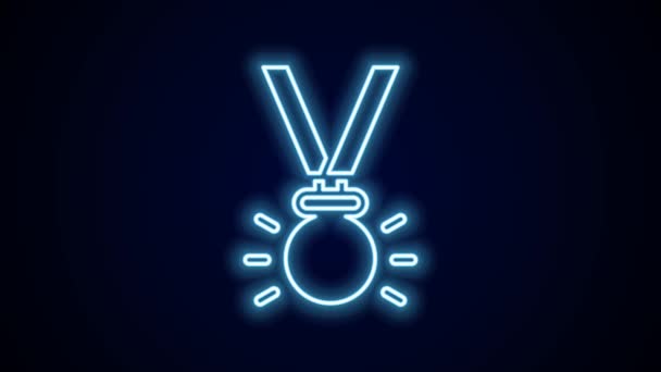 黒の背景に孤立したネオンラインメダルアイコンを光る 勝者のシンボル 4Kビデオモーショングラフィックアニメーション — ストック動画