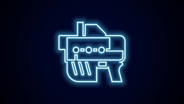 ネオンラインの輝きブラックの背景に隔離された未来的な宇宙銃のブラスターアイコン レーザーハンドガン エイリアン武器 4Kビデオモーショングラフィックアニメーション — ストック動画