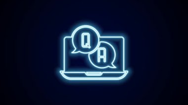 Siyah arkaplanda Soru ve Yanıt simgesiyle parlayan neon hattı konuşma baloncukları. Q ve A sembolü. SSS işareti. Konuşma balonu ve çizelgesi. 4K Video hareketli grafik canlandırması.