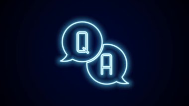 Siyah arkaplanda Soru ve Yanıt simgesiyle parlayan neon hattı konuşma baloncukları. Q ve A sembolü. SSS işareti. Konuşma balonu ve çizelgesi. 4K Video hareketli grafik canlandırması.