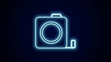 Parlayan neon hattı Rulet inşaat ikonu siyah arka planda izole edildi. Mezura ölçüm sembolü. 4K Video hareketli grafik canlandırması.