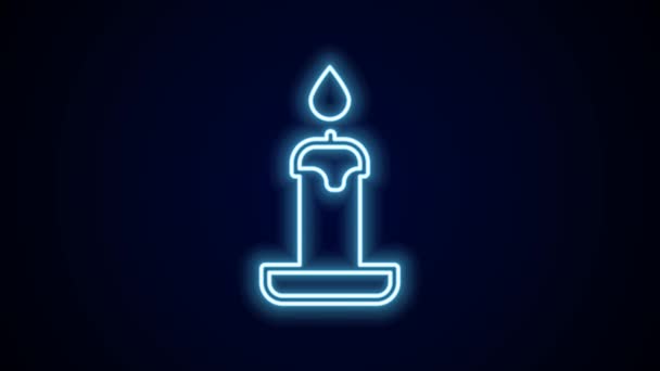 Leuchtende Neon Linie Brennende Kerze Kerzenständer Symbol Isoliert Auf Schwarzem — Stockvideo