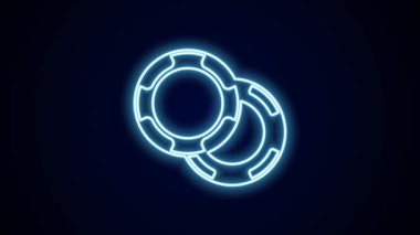 Parlayan neon hattı kumarhane çipleri simgesi siyah arkaplanda izole edildi. Kumarhane kumarı. 4K Video hareketli grafik canlandırması.
