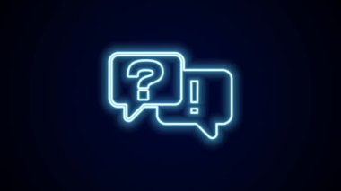 Siyah arkaplanda Soru ve Yanıt simgesiyle parlayan neon hattı konuşma baloncukları. Q ve A sembolü. SSS işareti. Konuşma balonu ve çizelgesi. 4K Video hareketli grafik canlandırması.