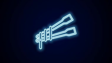 Siyah arka planda izole edilmiş erişte ikonu olan parlak neon çizgili yemek çubukları. Asya yemekleri için tahta Kore çubukları. Doğulu aletler. 4K Video hareketli grafik canlandırması.