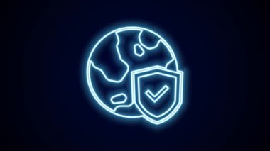 Dünya küresi simgesiyle parlayan neon hattı kalkanı siyah arka planda izole edildi. Sigorta konsepti. Güvenlik, güvenlik, koruma, gizlilik kavramı. 4K Video hareketli grafik canlandırması.