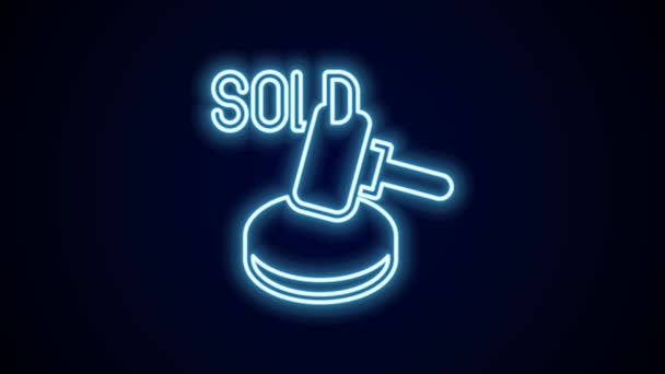 Glödande Neon Line Auktion Hammare Ikon Isolerad Svart Bakgrund Gavel — Stockvideo