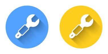 Beyaz İngiliz anahtarı simgesi uzun gölge arkaplanı ile izole edildi. Anahtar tamir aleti. Servis aracı sembolü. Çember düğmesi. Vektör.