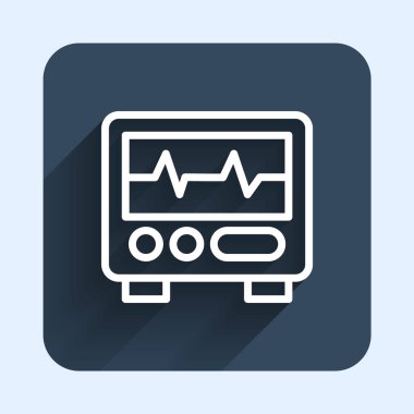 Kardiyogram simgesine sahip beyaz çizgi bilgisayar monitörü uzun gölge arkaplanı ile izole edildi. Simge denetleniyor. Kalp atışı elle çizilmiş EKG monitörü. Mavi kare düğme. Vektör.