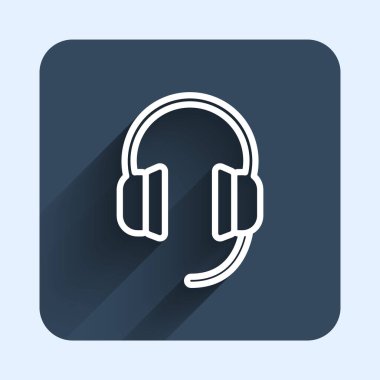 Beyaz çizgi kulaklık simgesi uzun gölge arkaplanı ile izole edildi. Kulaklıklar. Müzik, hizmet, iletişim ve operatör konsepti. Mavi kare düğme. Vektör.