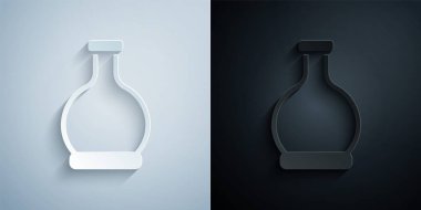 Kağıt kesiği, gri ve siyah arka planda iksir ikonu olan bir şişe. Sihirli iksirli matara. Mutlu Cadılar Bayramı Partisi. Kağıt sanatı tarzı. Vektör