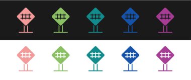 Demiryolu geçiş simgesini siyah beyaz arkaplanda izole et. Demiryolu tabelası. Vektör