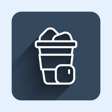 Beyaz çizgi buzlu kahve ikonu uzun gölge arkaplan izole. Mavi kare düğme. Vektör