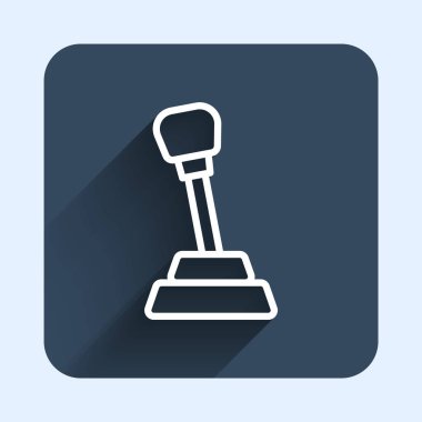 Beyaz çizgi vites değiştiren simgesi uzun gölge arkaplanı ile izole edildi. Elle iletim simgesi. Mavi kare düğme. Vektör