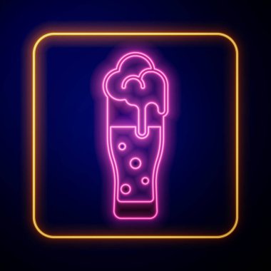 Siyah arka planda izole edilmiş parlak neon bardaktaki bira ikonu. Aziz Patrick gününüz kutlu olsun. Ulusal İrlanda bayramı. Vektör