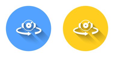 Beyaz 360 derecelik görüntü simgesi uzun gölge arkaplanı ile izole edildi. Sanal gerçeklik. 360 derecelik açıyla. Panorama fotoğrafı. Çember düğmesi. Vektör