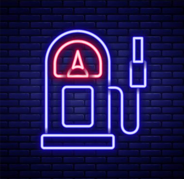 Parlayan neon hattı benzini ya da benzin istasyonu simgesi tuğla duvar arkasında izole edilmiş. Araba yakıtı sembolü. Benzin pompası. Renkli taslak konsepti. Vektör