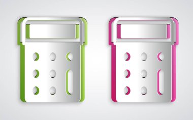 Kağıt kesiği Hesap Makinesi simgesi gri arkaplanda izole edildi. Muhasebe sembolü. İş hesaplamaları matematik eğitimi ve finans. Kağıt sanatı tarzı. Vektör