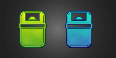 Siyah arkaplanda yeşil ve mavi çöp kutusu simgesi izole edildi. Çöp kutusu tabelası. Sepet simgesini geri dönüştür. Ofis çöpü ikonu. Vektör.