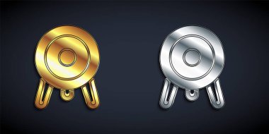 Altın ve gümüş renkli hedef spor ikonu siyah arka planda izole edildi. Atış mesafesi ya da atış mesafesi için sayıları olan temiz bir hedef. Uzun gölge tarzı. Vektör.