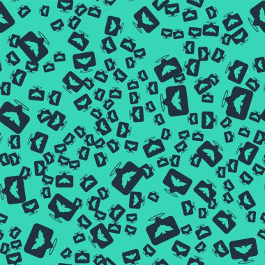 Siyah Uçan Yarasa simgesi yeşil zeminde izole edilmiş pürüzsüz desen. Mutlu Cadılar Bayramı Partisi. Vektör