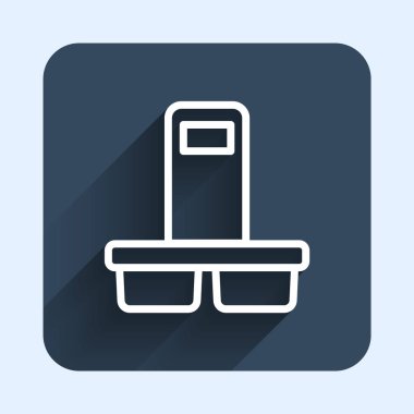 Beyaz çizgi kahve fincanı uzun gölgeli bir ikona dönüşecek. Mavi kare düğme. Vektör