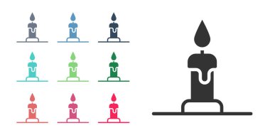 Beyaz arkaplanda izole edilmiş şamdan ikonunda siyah yanan mum. Silindirik mum çubuğu ve yanan ateş. Simgeleri renklendirin. Vektör