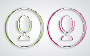 Kağıt kesiği mikrofon simgesi gri arkaplanda izole edildi. Radyodaki mikrofondan. Sözcü işareti. Kağıt sanatı tarzı. Vektör