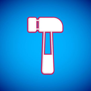 Mavi arkaplanda beyaz çekiç simgesi izole edildi. Tamir için bir araç. Vektör