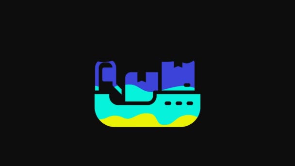 黒の背景に隔離されたボックス配送サービスアイコンと黄色の貨物船 商品で貨物船 4Kビデオモーショングラフィックアニメーション — ストック動画