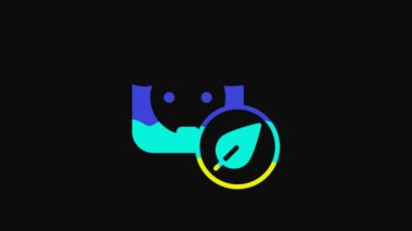 Sarı Elektrik çıkış simgesi siyah arkaplanda izole edildi. Alternatif enerji. Temiz enerji. Elektrik prizi. Rosette sembolü. 4K Video hareketli grafik canlandırması.